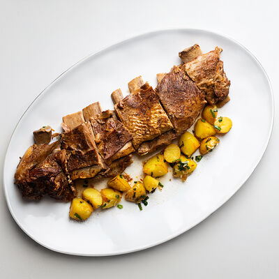 Подкопчённые телячьи рёбра с печёным картофелем в Бибирево по цене 2900 ₽