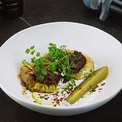 Щечки томленые с печеным картофелем и соусом пармезан в Интонация по цене 1450 ₽