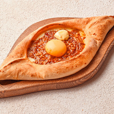 Хачапури Лодочка с мясным фаршем и сыром в Хачапури выпечка и вино по цене 590 ₽