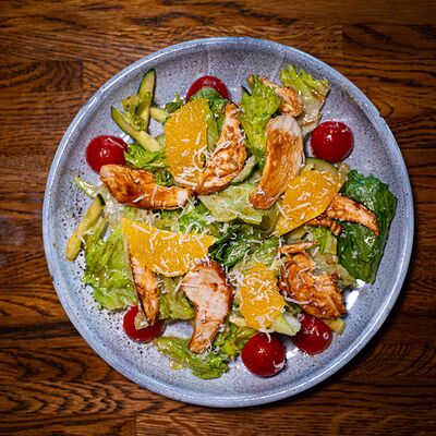 Салат с цыпленком и апельсином в Рога Лося по цене 390 ₽