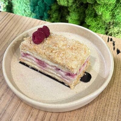 Наполеон с малиной в Кофестория по цене 400 ₽