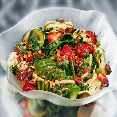 Очень зеленый салат с клубникой, брокколи, авокадо, эдамаме и кунжутным соусом в Sadko по цене 718 ₽