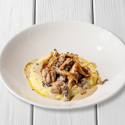 Строганов из 2-х видов мяса с картофельным пюре в Перчини по цене 790 ₽