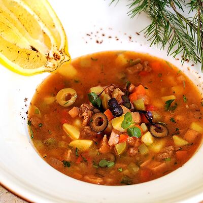 Солянка с дичью, копченой сметаной и травами в ФедяДичь по цене 495 ₽