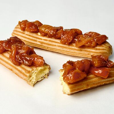 Эклер Облепиха-курага в Настрой десерт по цене 280 ₽