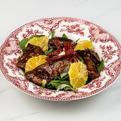 Теплый салат с говяжьей вырезкойв Date по цене 1150 ₽