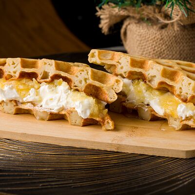 Бельгийские вафли со взрывной карамелью и лимонно-имбирным конфи в BEATS BREW по цене 1060 ₽