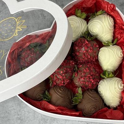 Клубника в шоколаде в сердце в Berry sweets по цене 3270 ₽