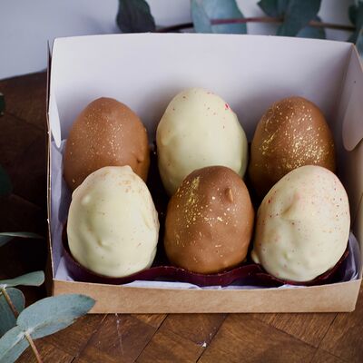 Шоколадные яйца на шоколадной подложке в Chocoton по цене 2890 ₽