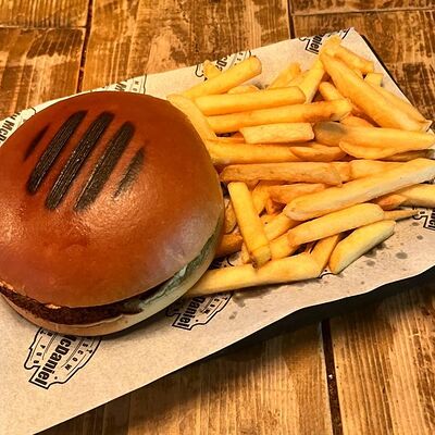 Чизбургер с картофелем фри в Billy McDaniel по цене 340 ₽