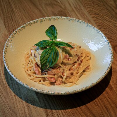 Спагетти с ветчиной в DVOR гриль-бистро по цене 420 ₽
