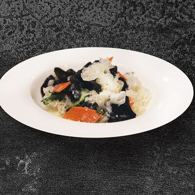 Салат с ледяным грибом в чесночном соусе в Дитай по цене 558 ₽