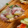 Брускетта с ростбифом, маринованным огурцом и соусом песто в Лебовски Пицца и Боулинг по цене 250