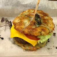 Дранбургер с котлетой из мраморной говядины и картофелем фрив Potato project