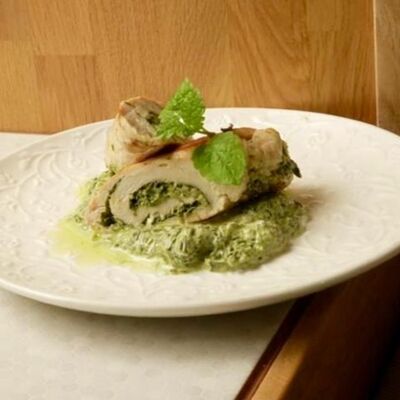 Куриный рулет на подушке из шпината в ProЗёрна по цене 520 ₽