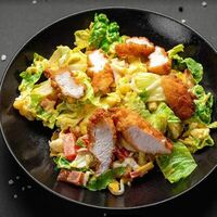 Салат с курицей фри в Mesto Sushi & Grill