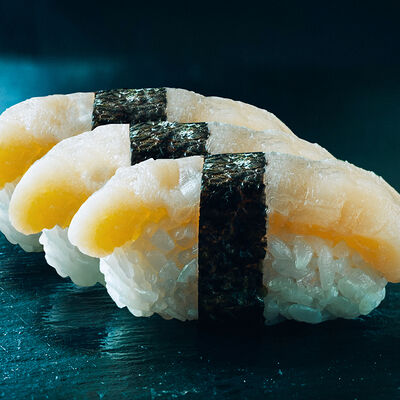 Суши с гребешком (3 шт.) в Hatimaki по цене 519 ₽