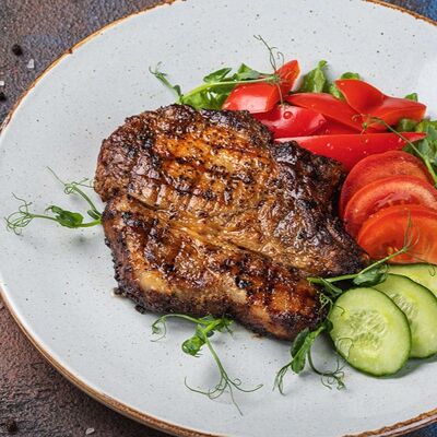 Стейк из свиной шеи со свежими овощами в Бублик по цене 650 ₽