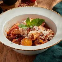 Ригатони с говядиной в томатном соусе в Liman