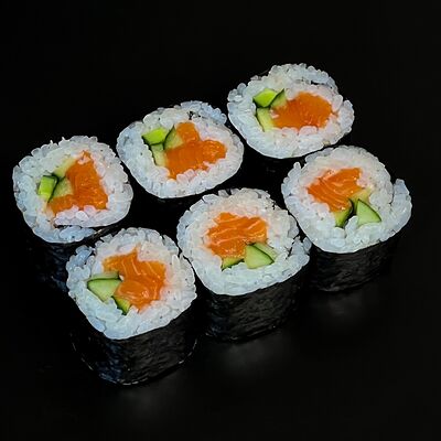 Хосомаки с лососем в Yummy Sushi по цене 730 ₽