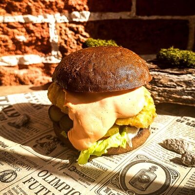 Бургер с куриной грудкой в Дровосек по цене 560 ₽