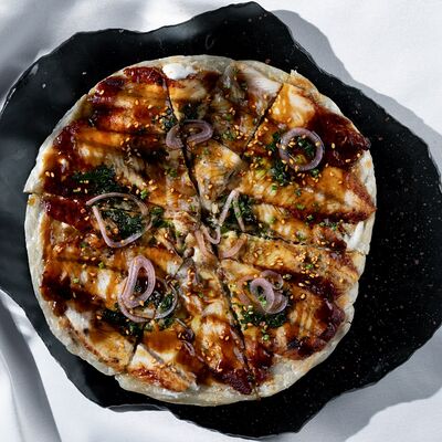 Лепешка Роти с говяжьим языком с айоли из черного чеснока в МОМО по цене 1300 ₽