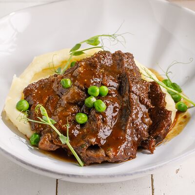 Томленые говяжьи щечки с пюре в ЛарисуВаннуХочу по цене 890