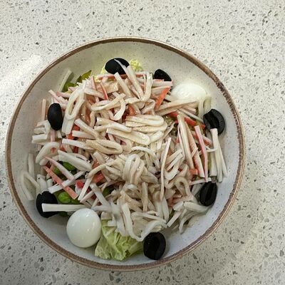 Салат с кальмарами и сурими в Кофеин по цене 350