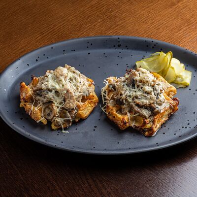 Картофельные вафли с курицей и грибами в сливочно-трюфельном соусе в Brasserie Lambic по цене 910 ₽