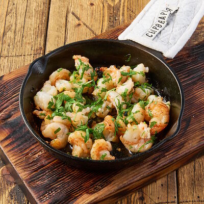 Тигровые креветки с чесноком и петрушкой в Сыроварня по цене 1150 ₽