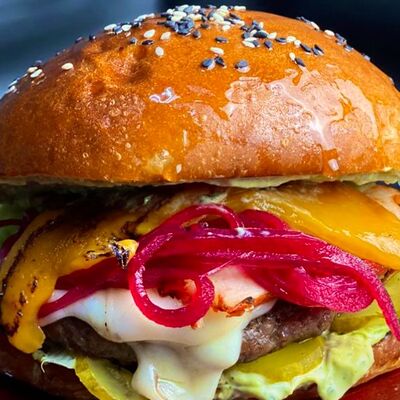 Бургер рус с маринованным луком и чесночным соусом в Papa Hop по цене 550 ₽