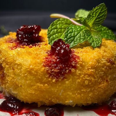 Камамбер в хрустящей панировке с брусничным соусом в Tre/Quarti по цене 790 ₽