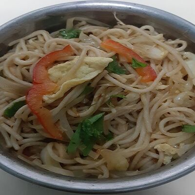 Жареная лапша с курицей/Chicken fried noodles в Little India OM-NIRVANA по цене 450 ₽