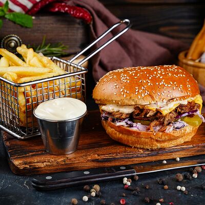 Бургер со свининой Xl в Deus Burgers Tako & Burrito Premium по цене 890 ₽