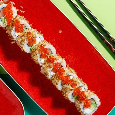 Ролл с копченым лососем и сыром Филадельфия в Сушки на макушке по цене 630