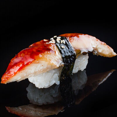 Суши Угорь в WRF Вокруг Света по цене 350 ₽