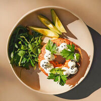 Бейгл протеиновый, скрембл, салат в Angel Cakes