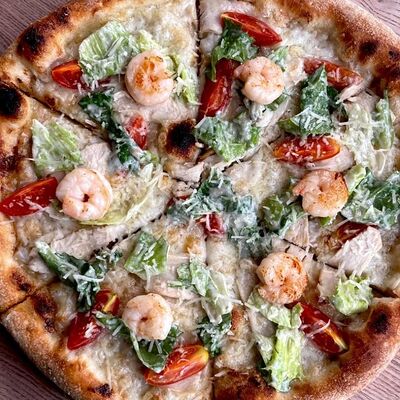 Пицца Цезарь с креветкой в Дачные сезоны по цене 980 ₽