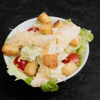 Цезарь с курицей в Mangifera