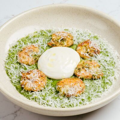 Зелёное ризотто с креветками и пармезаном в Hello Wine по цене 790 ₽