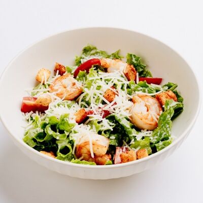 Цезарь с креветкой в Абу-Даби по цене 624 ₽