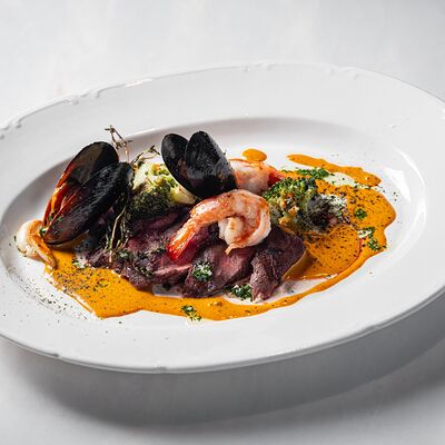 Стейк из говядины с креветками и мидиями с перечно-сырным соусомв Brasserie Lambic по цене 1450 ₽