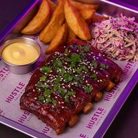 Ребра Азиатское барбекю в Hustle Bar & Cafe