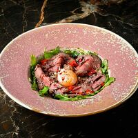 Салат с ростбифом и цукини в Veranda Bar