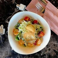Салат Цезарь с креветками в Piazza Stellare