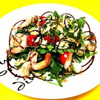 Салат из рукколы, креветок, черри в Pausa Caffe
