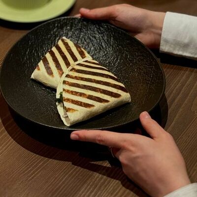 Кесадилья с картофелем фри в Houston bar по цене 590 ₽