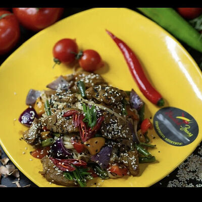 Лапша Удон с говяжьей вырезкой в Восток запад по цене 540 ₽