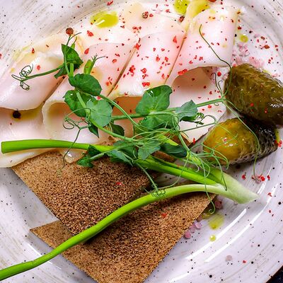 Домашнее сало собственного посола с ржаным хлебом и корнишоном в Коломан по цене 260 ₽