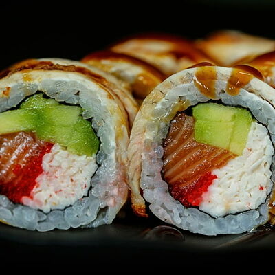 Дракон с крабом и лососем в Sushi7 по цене 1144 ₽